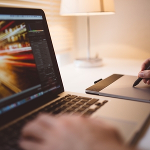 Ręce pracujące na laptopie