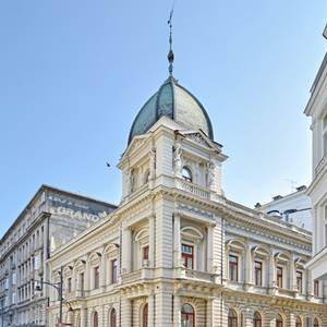 Duży biały stary budynek