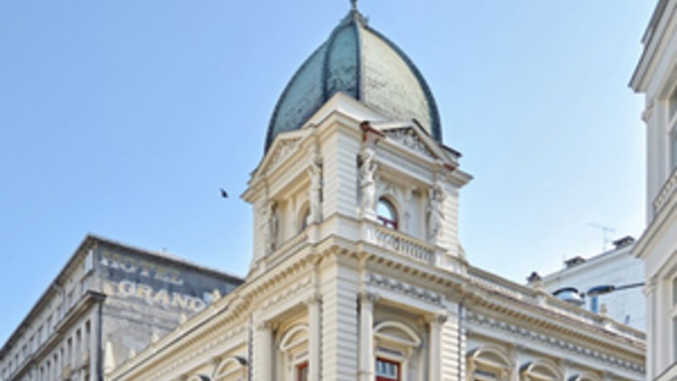 Duży biały stary budynek