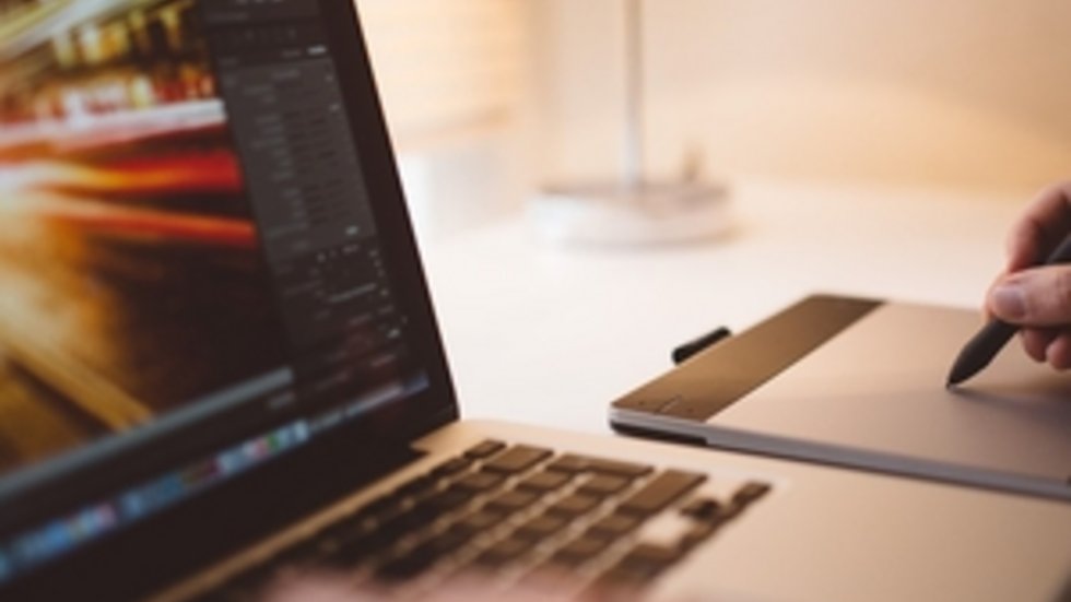 Ręce pracujące na laptopie