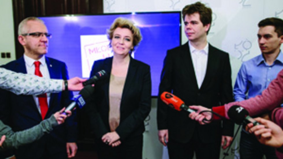 Ludzie w garniturach dający wywiad